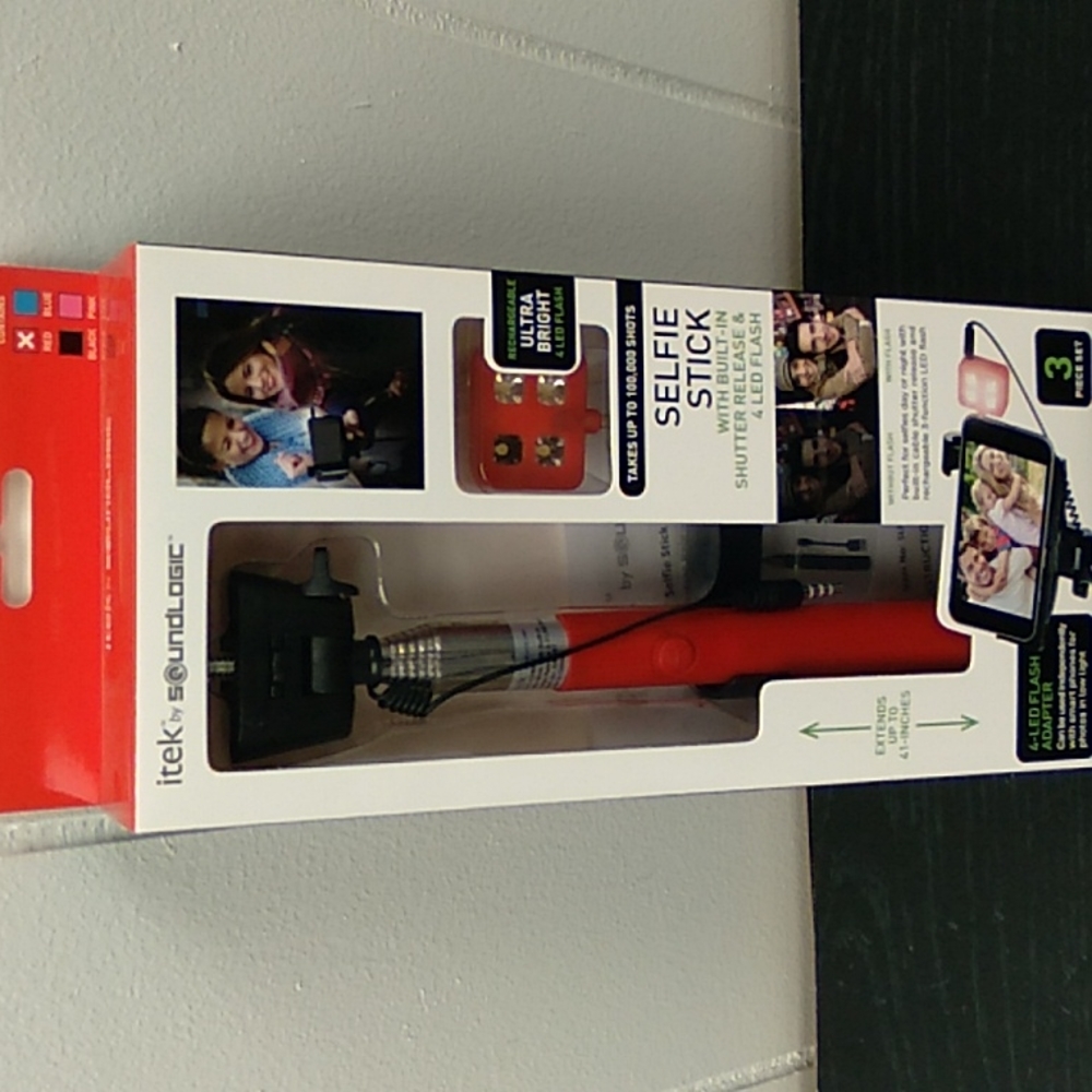 NIB SELFIE STICK WITH BUILT IN SHUTTER RELEASE AND 4 LED FLASH